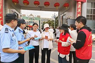 场面十分火爆！罗马德比战中双方球迷在看台互射烟火